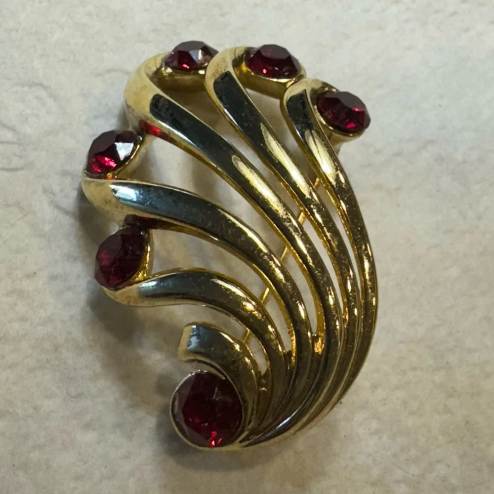 Elegant Gold and Red Gemstone Brooch